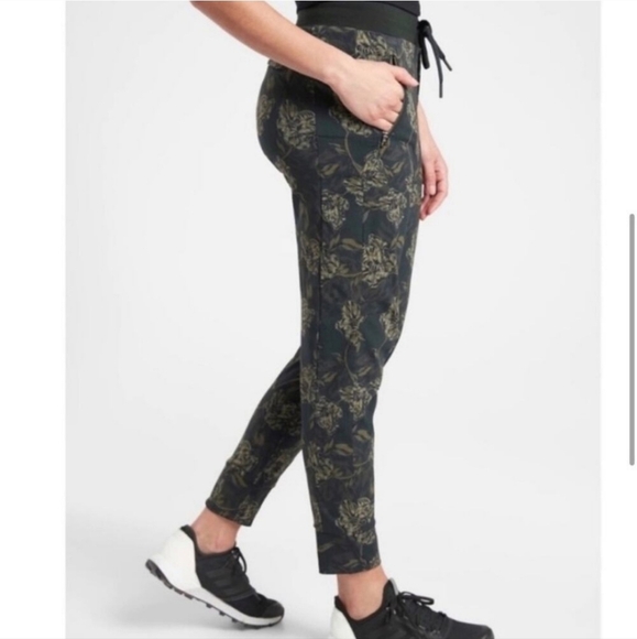 AthletaTrekkie North Printed Floral Jogger in Terra Firma Olive Floral 4P - Picture 1 of 8